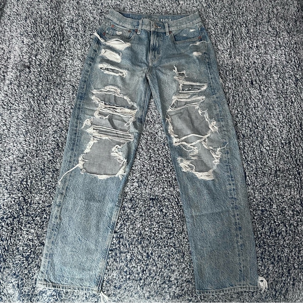 Distressed 90s boyfriend jeans